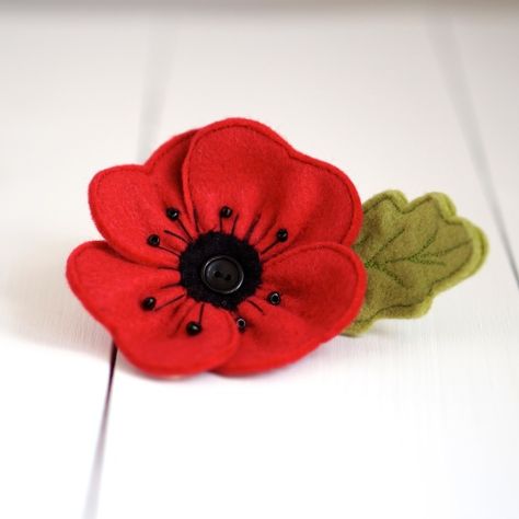 Felt Poppy, Poppy Craft, Poppy Brooches, Felt Flowers Diy, Felt Crafts Patterns, Felt Embroidery, Felt Brooch, Remembrance Day, Red Felt