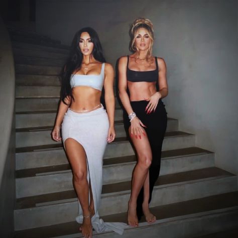 Kim Kardashian Miami Outfits, Bra Top Outfit, Estilo Khloe Kardashian, Khloe Kardashian Outfits, Kim Khloe Kourtney, Estilo Kim Kardashian, Khloe Kardashian Style, Estilo Kardashian, Kloe Kardashian