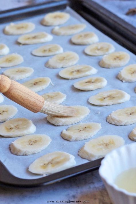 Baked Banana Chips, Homemade Banana Chips, Banana Chips Recipe, Banana Chips, Baked Banana, Snack Time, Sweets Treats, Healthy Treats, Kosher Salt