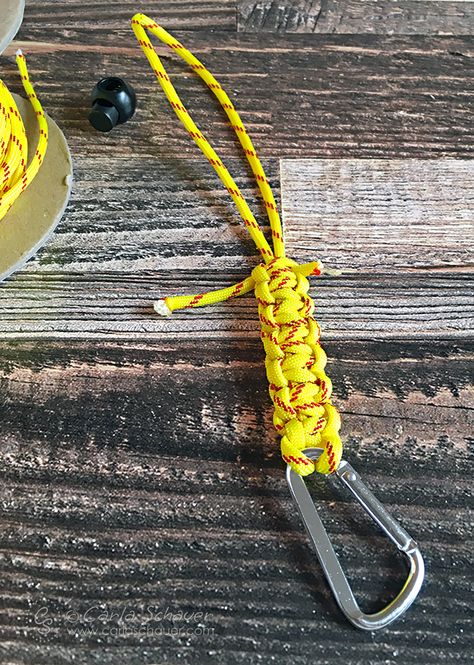 Make a Water bottle holder using paracord and cobra knots. | carlaschauer.com Paradors Water Bottle Holder, Paracord Projects Diy, Diy Water Bottle, Paracord Tutorial, Paracord Knots, Sac Diy, Tumbler Handle, Knots Diy, Scouts Crafts