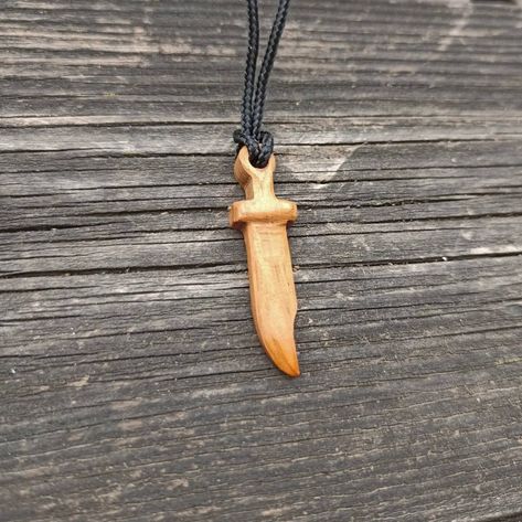 Knife pendant handmade from oak wood. Sculpture Dremel, Art Sculpture En Bois, Wood Necklace Pendant, Wooden Pendant Necklace, Knife Pendant, Wooden Jewelery, Wood Carving Faces, Dremel Carving, Simple Wood Carving