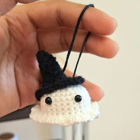 Halloween surprise 😮 Crochet Small Business, Cute Mini Crochet, Ghost Crochet, Mini Crochet, Keychain Cute, Crochet Keychain, Halloween Ghost, Ghost, Small Business