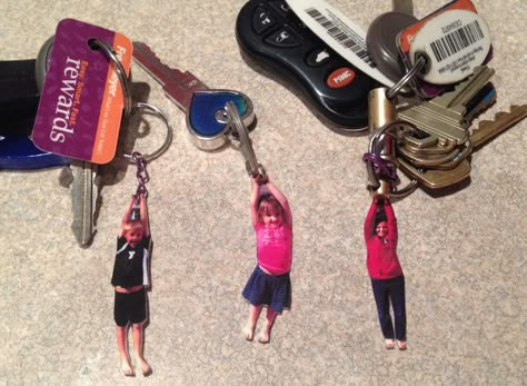 Shrinky Dink key chains for Father's Day.  No instructions for this, but will try printing out a picture about 3-5 times larger than I want it onto shrinky dink paper.  Then cut and follow directions for baking.  Have been told that colors get darker during baking so lighten the image a little.  May need to get special inkjet shrinky dink paper, but I'll try it on regular first. Shrinky Dink Crafts, Cadeau Parents, Shrink Art, Shrinky Dink, Mothers Day Crafts For Kids, Cadeau Diy, Diy Coasters, Plastic Crafts, Shrink Plastic