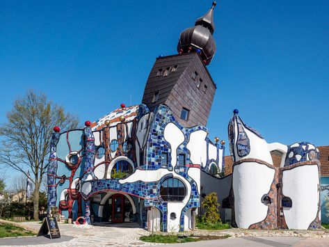 The Hundertwasser House has been constructed by Peter Pelikan, a long time friend of Friedensreich Hundertwasser, dedicated to the life and work of the famous Viennese artist.   Nice place to visit and learn about Hundertwasser art and history. The entrance fee includes a voucher for a free beer & brezel which you can redeem in the nearby beergarden :) Residence Architecture, Hundertwasser Architecture, Hundertwasser Art, Crazy Houses, Unusual Buildings, Unusual Homes, Interesting Buildings, Amazing Buildings, Unique Buildings