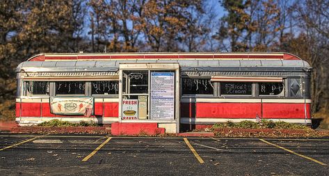 Edgemere Diner exterior | Most old diners have long and comp… | Flickr Diner Exterior, Diner Aesthetic, 1950s Diner, Diner Restaurant, 50s Diner, Vintage Diner, Travel Ads, Retro Diner, American Diner