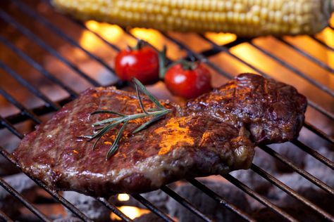 The carnivore diet is popular. But is it safe? Learn the complex story behind this low-carb nutrition fad, and why it may or may not be right for you. Steak Rub Recipe, Grilling The Perfect Steak, Makanan Italia, Steak Rubs, Easy Steak, T Bone Steak, Perfect Steak, Rub Recipes, Grilling Tips