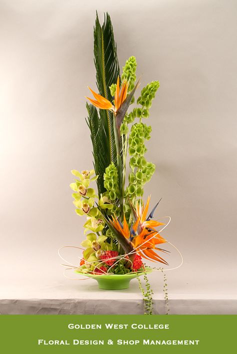 Vertical arrangement Floral Arrangements Ideas, Wedding Flower Decor, Affordable Wedding Flowers, Topiary Plants, Corporate Flowers, Unique Flower Arrangements, Ikebana Flower Arrangement, Fruit Baskets, Creative Flower Arrangements