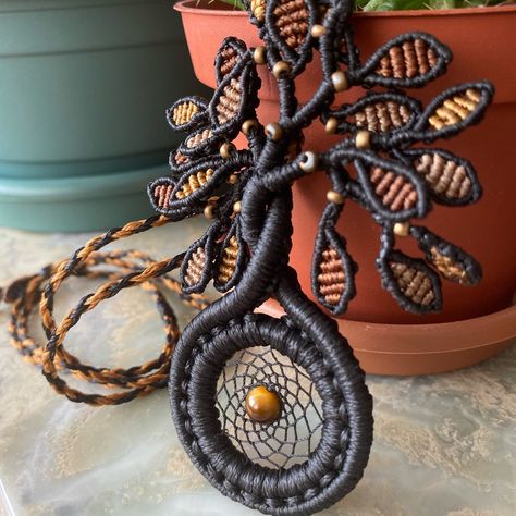 Macrame Tree Of Life With Crystals, Tree Of Life Macrame, Dream Catcher Jewelry, Macrame Dream Catcher, Dream Catcher Necklace, Necklace Tutorial, Micro Macramé, Tiger Eye Beads, Macrame Tutorial