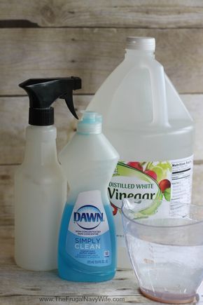 Diy Window Cleaner, Glass Cleaner Recipe, Diy Glass Cleaner, Homemade Glass Cleaner, Diy Dish Soap, Diy Household Cleaners, Cleaning Windows, Mirror Cleaner, Homemade Cleaning Supplies