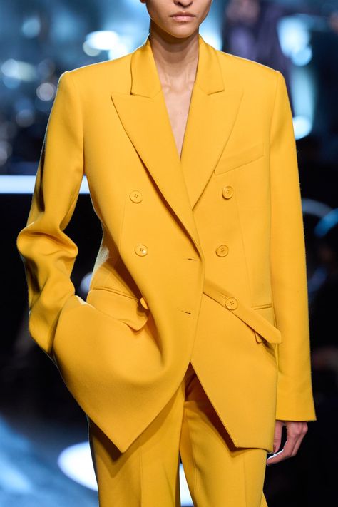 Yellow Suit, Yellow Clothes, Color Blocking Outfits, Trench Coat Style, Formal Dresses For Weddings, Michael Kors Collection, Fall 2022, Feminine Outfit, Yellow Fashion