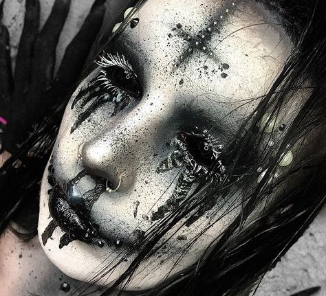 Halloween Makeup Black And White, Sfx Halloween Costumes, Sfx Horror Makeup, Easy Demon Makeup, Black And White Halloween Makeup, Demonic Makeup, Scary Vampire Makeup, Possessed Makeup, Gothic Halloween Makeup