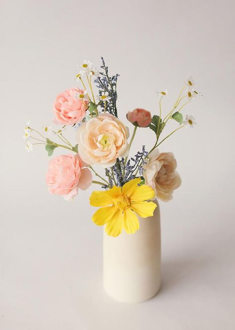 Floral Vase Arrangements, Ranunculus Flower, Vase Arrangements, Daisy Flowers, Floral Vase, Fake Flowers, Flower Crafts, Artificial Flowers, Daisy