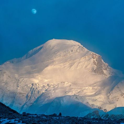 Cho Oyu, the sixth highest mountain in the world at 8,201 m above sea level. Cho Oyu Mountain, Scenic Mountains, Cho Oyu, Nanga Parbat, Monte Everest, Mountain Landscape Photography, Mountain Images, Mountain Equipment, Mountain Lover