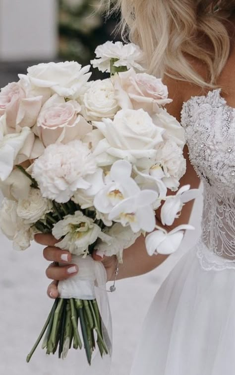 Classy White Wedding Bouquet, Trending Wedding Bouquets 2023, 2023 Bride Bouquet, White And Ivory Bridal Bouquet, Neutral Bride Bouquet, Extravagant Wedding Flowers, Wedding Bouquets All White, White And Neutral Bridal Bouquet, White Roses And Peonies Bouquet