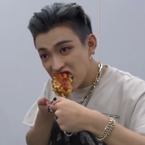 Hongjoong Cursed, Hongjoong Memeable, Ateez Eating, Hongjoong Funny, Hongjoong Icons, Ateez Meme, Ateez Hongjoong, Princess Diaries, Kim Hongjoong