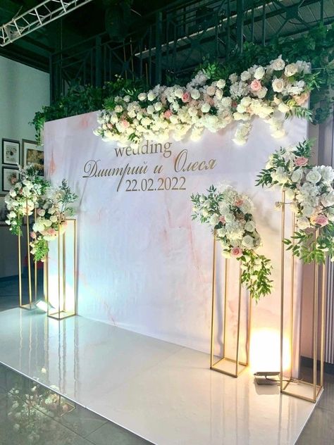 Simple Wedding Backdrop Ideas, Wedding Stage Ideas Backdrops, Photoboth Mariage, Engagement Stage Decoration, Wedding Reception Layout, Wedding Setup, Wedding Stage Backdrop, Wedding Stage Decor, Reception Backdrop