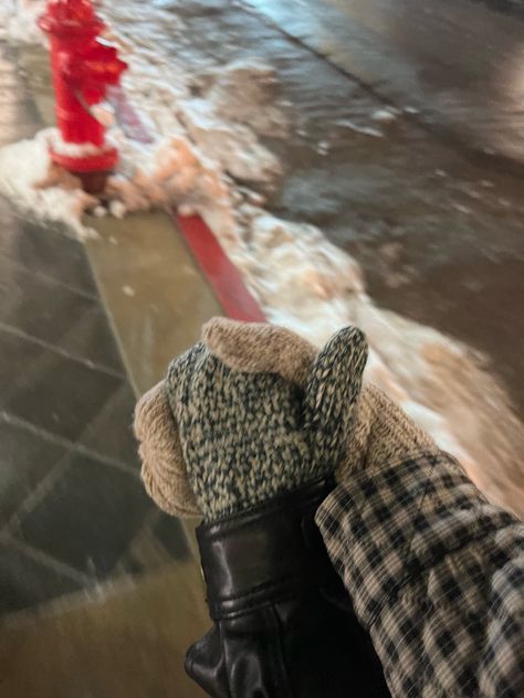 Holding Hands Mittens, Mittens Aesthetic, Mittens With Embroidery, Winter Mittens Aesthetic, Pink Mittens Aesthetic, Cute Mittens Winter, Cute Instagram, Cute Instagram Pictures, Instagram Story Ideas