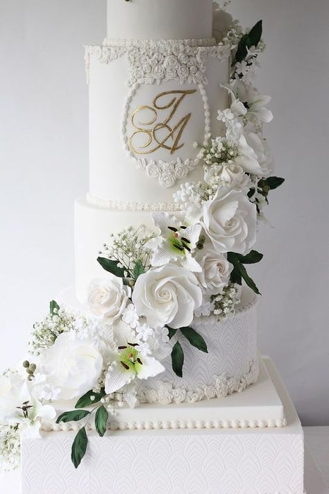 Wedding Cake Green White, Sophia Cake, Pippas Wedding, Gardenia Wedding, White And Gold Wedding Cake, Wedding Cake With Initials, Fancy Wedding Cakes, Ivory Wedding Cake, Cake Structure