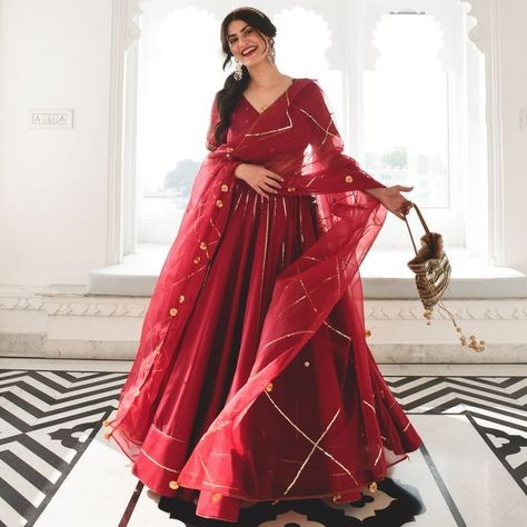 Satin Dress Outfit Indian, Red Satin Dress Outfit, Kerala Dress, Satin Dress Outfit, Satin Lehenga, Simple Lehenga, Lehenga Fabric, Red Satin Dress, Wedding Lehenga Designs