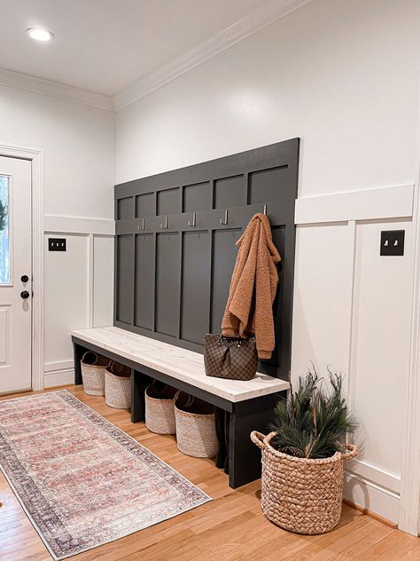 DIY Mudroom Bench Mudroom Remodel, Mudroom Makeover, Mud Room Entry, Diy Mudroom, Bench Mudroom, Mudroom Entryway, Diy Mudroom Bench, Mudroom Decor, Mud Room Storage