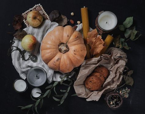 Samhain Dinner, Samhain Recipes, Bannock Recipe, Samhain Traditions, Samhain Altar, Samhain Ritual, Vegan Apple Pie, Samhain Halloween, Autumn Salad