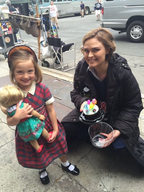 Emily Deschanel & Sunnie Pelant Emily surprised Sunnie with a birthday cake on set Tj Thyne, Bones Quotes, Temperance Brennan, Bones Tv Series, Booth And Bones, Booth And Brennan, Bones Tv Show, Behind The Scenes Photos, Emily Deschanel