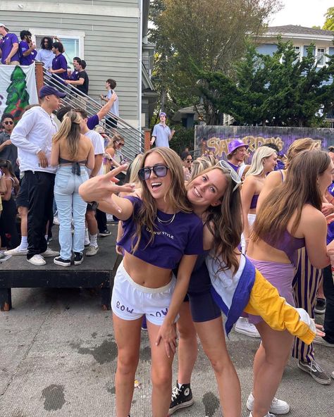 Uw Game Day Outfits, Game Day Fits College Football, Diy Game Day Shirt College, College Game Day, College Football Decor, College Game Day Aesthetic, College Football Party, Football Themed Snacks, College Game Day Outfit Football Texas A&m