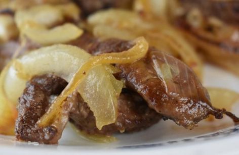 Fried Cubed Steak, Liver And Onions With Gravy, Beef Liver And Onions Recipe, Beef Liver And Onions, Liver And Onions Recipe, Country Fried Steak Recipe, Steak With Gravy, Creamy Chicken Chili, Chicken Fried Steak Recipe