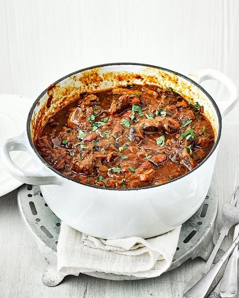 This beef shin and ale ragù recipe makes enough for 12 people, so serve at a dinner party or freeze the other half for another day. Beef Shin Recipes, Beef And Mushroom Pie, Beef Shin, Recipe Slow Cooker, Ragu Recipe, Delicious Magazine, Crockpot Recipes Beef, Healthy Crockpot Recipes, Beef Dishes