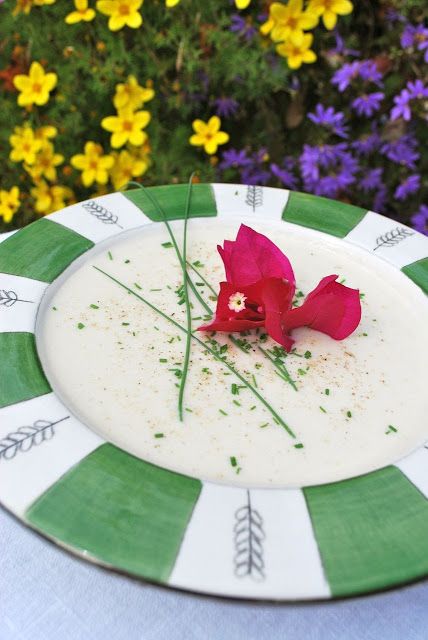 Scrumpdillyicious: Creamy Cauliflower & Gorgonzola Soup with Chives Creamy Cauliflower Soup, Creamy Cauliflower, Cauliflower Cheese, Cauliflower Soup, Looks Yummy, Chef Recipes, What To Cook, Chowder, Soups And Stews