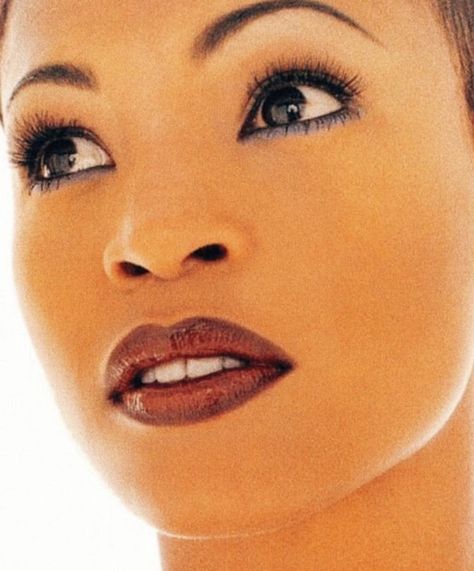 Whitney Houston 90s Makeup, Nia Long 90s Makeup, 90s Black Women Makeup, Mavis Makeup, 90s Makeup Looks Black Women, 90’s Makeup, 2000s Makeup Looks, 90s Makeup Look, Vintage Makeup Looks