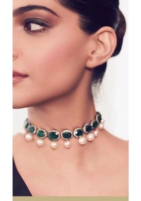 Choker Necklace Designs Indian, Green Choker Necklace Indian, Emerald Necklace Indian, Shaadi Jewelry, Emerald Jewelry Necklace, Emerald Choker, Green Choker, Necklace Closure, Indian Choker