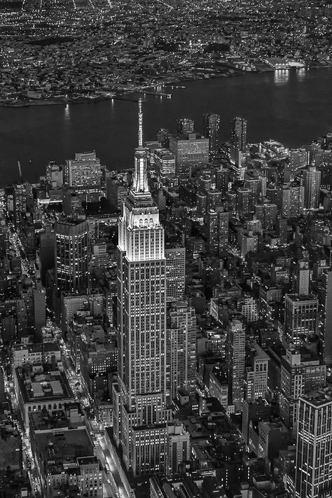 Night Story, Voyage New York, Black And White Photo Wall, Black And White Picture Wall, New York Aesthetic, Gray Aesthetic, Someone New, Photo Wall Collage, Wallpapers Iphone