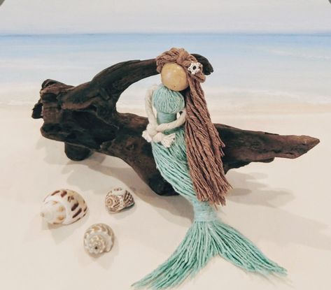 Amor em forma de ARTE 🧡 Outdoorsy Crafts, Mermaid Macrame, Diy Macrame Projects, Macrame Doll, Dolls Handmade Diy, Mermaid Ornament, Ideas Casa, Diy Macrame, Doll Ideas