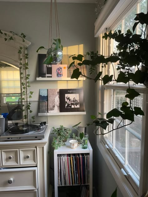 White Room With Plants, Cute College Dorm Ideas, Halloween Room Aesthetic, Musician Apartment, Room With Paintings, Mirror Bedroom Ideas, Room Decor Ideas Pink, Vintage Dorm Room, Pink College Dorm