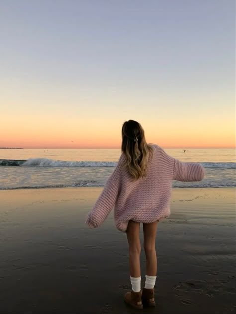 Sweaters At The Beach, Uggs On The Beach, Sweater On The Beach, Lala Girl Aesthetic, Beach Winter Pictures, Sweater Beach Outfit, Beach Girl Aesthetic Outfit Winter, Beach Winter Aesthetic, Beach Outfit Winter