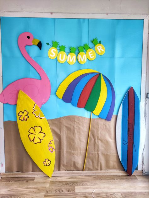 Summer Window Decoration Kindergarten, Beach Day Decorations School, Summer Decoration Ideas, Summer Decorations For Office, Summer Decorations Classroom, Beach Decorations For Classroom, Summer Theme Preschool Decoration, Summer Bulliten Board Ideas Easy, Hawaiian Classroom Decorations