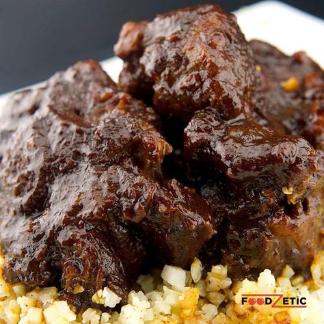 Smothered Oxtail Slow-Cooked Recipe - Foodzetic Crockpot Oxtails Slow Cooker, Oxtail Slow Cooker, Cabbage Recipes With Sausage, Oxtail Recipes Crockpot, Oxtail Recipes Easy, Cooking Oxtails, Oxtail Recipe, Oxtail Soup, Oxtail Recipes