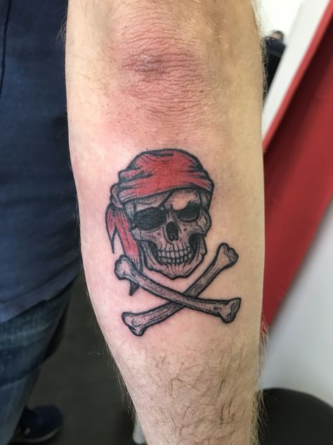 Pirate Tattoo Traditional, Pirate Hat Tattoo, Skull And Crossbones Tattoo, Skull And Bones Tattoo, Tattoo Pirate, Pirate Skull Tattoos, Thumb Tattoos, Tattoo Vintage, Crazy Tattoos