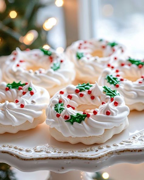 Meringue Wreath Cookies, Meringue Christmas Cookies, Christmas Meringue Ideas, Wreath Meringue, Christmas Meringue, Christmas Wreath Cookies, Holiday Dessert Table, Cookies For Christmas, Holiday Desserts Christmas