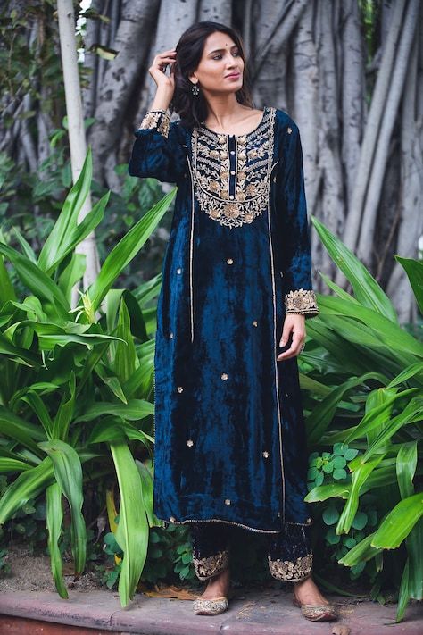 Buy Velvet Embroidered Kurta Set by Heena Kochhar at Aza Fashions Heena Kochhar Suits Velvet, Heena Kochhar Suits, Velvet Dresses Outfit, Heena Kochhar, Velvet Suit Design, Velvet Kurta, Velvet Dress Designs, Velvet Dresses, Salwar Kamiz