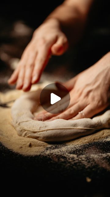 Pizza Making Video, Bread Making Videos, Pizza Dough Video, Pizza Photoshoot, Perfect Pizza Dough Recipe, Home Made Puff Pastry, Pizza Preparation, Stretching Video, Pizza Video