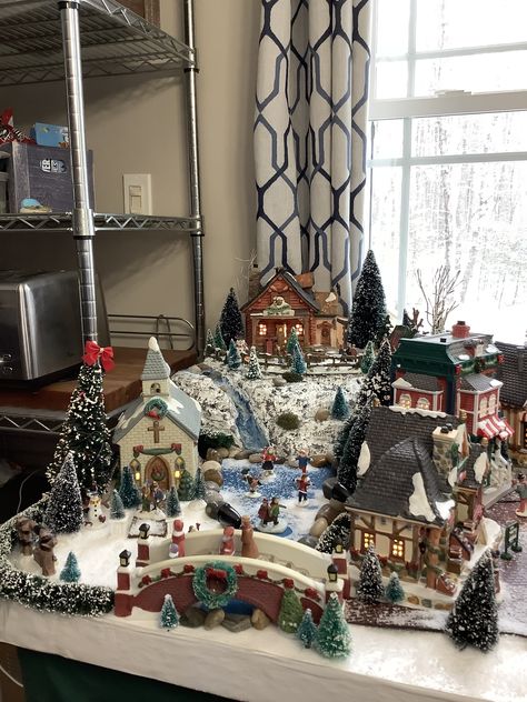 Small Christmas Village, Christmas Village Set Up Ideas, Christmas Village Ideas, Disney Christmas Village, Christmas Tree Village, Lemax Christmas, Whoville Christmas, Diy Christmas Village, Christmas Village Display