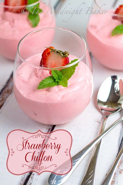 Strawberry Chiffon | bakeatmidnite.com | #strawberries #jello #whippedtopping #desserts #lowfatdesserts #lowcaloriedesserts Strawberry Chiffon, Low Fat Desserts, Jello Desserts, Strawberry Dessert Recipes, Strawberry Mousse, Jello Recipes, Mousse Recipes, Creamy Desserts, Strawberry Desserts