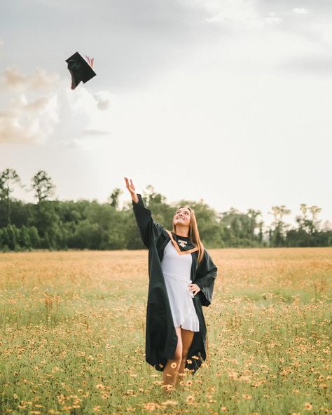 🎓Happy Graduation Week Pyper! When we had Pyper’s first senior session in October, the only thing she asked for was a field full of flowers...as we were heading into winter, I gave her as springy of vibes as we could but flower fields were in seriously short supply at the time but I promised we would find her some before her senior year was over. When this field FULL of gorgeous wildflowers came across my feed, I IMMEDIATELY sent the post over and we made plans to get her graduation photos... Field Graduation Pictures, Field Full Of Flowers, Grad Photo Poses, Nursing Graduation Pictures, Senior Pics Ideas, Photo Posing Ideas, Senior Szn, Senior Stuff, Grad Pic