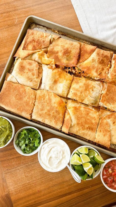 SHEET PAN QUESADILLAS // a cozy, comfort appetizer perfect for sharing on a chilly football Saturday or Sunday! INGREDIENTS: 3 cups shredded rotisserie chicken 3 cups Monterey Jack cheese 12 burrito sized flour tortillas 1 stick butter, melted’ 1 can black beans, drained and rinsed 1 can corn, drained and rinsed 2 avocados, diced 1 can rotel tomatoes and chiles 1/2 red onion, diced 1 cup sour cream 1 oz packet taco seasoning TOPPINGS - sour cream, guacamole, salsa, limes and cilantro INSTRUCTI Sheet Pan Quesadillas Chicken, Crescent Rings, Sheet Pan Quesadillas, Tornado Potato, Dinner Videos, Shredded Rotisserie Chicken, Guacamole Salsa, Mexican Pizza, Rotel Tomatoes