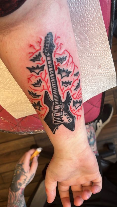 Eddie Munson Tattoo Ideas, Eddie Munson Tattoos, Eddie Tattoo, Stranger Things Tattoo, Grunge Tattoo, Gangsta Tattoos, Hand And Finger Tattoos, Bat Tattoo, Guitar Tattoo