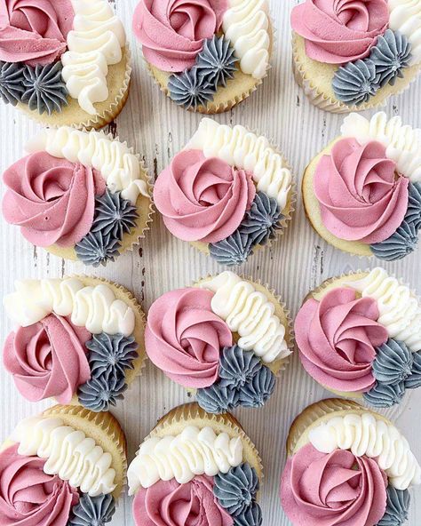 @cakedbysamantha used tips 1M, 4B, 104 to create these simple, yet elegant buttercream cupcakes! Find more cupcake decorating inspiration here: http://ow.ly/YGjd50wNO0r Rodjendanske Torte, Elegant Cupcakes, Cupcake Decorating Tips, Pretty Cupcakes, Wilton Cake Decorating, Cupcake Cake Designs, Buttercream Cupcakes, Cake Decorating Classes, Cake Decorating Piping