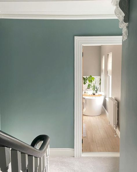 Farrow and Ball 85 Oval Room Blue reviews with real photos - PLAN Farrow And Ball Dix Blue Living Rooms, Oval Room Blue Farrow And Ball Hallway, Light Blue Hallway Ideas, Blue Green Hallway, Farrow Ball Oval Room Blue, Blue Farrow And Ball Bedroom, Oval Room Blue Bedroom, Oval Room Blue Farrow And Ball, Light Blue Hallway