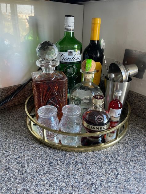 Alcohol Display Home, Bar Tray Styling, Barista Tips, Alcohol Display, Decor Cozinha, British House, Bar Mini, Whisky Drinks, Bar Tray